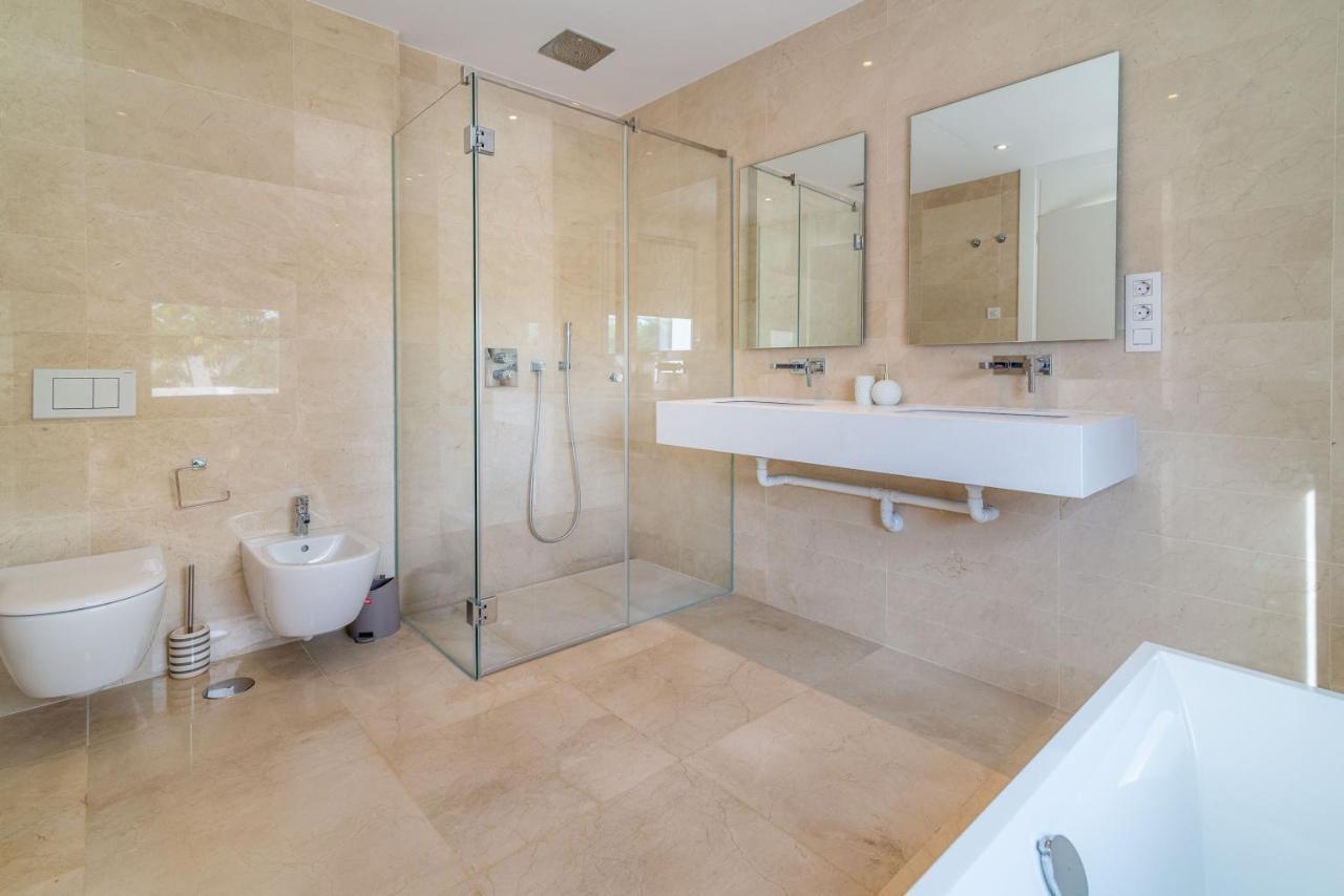 Modern And Luxurious Family Close To The *