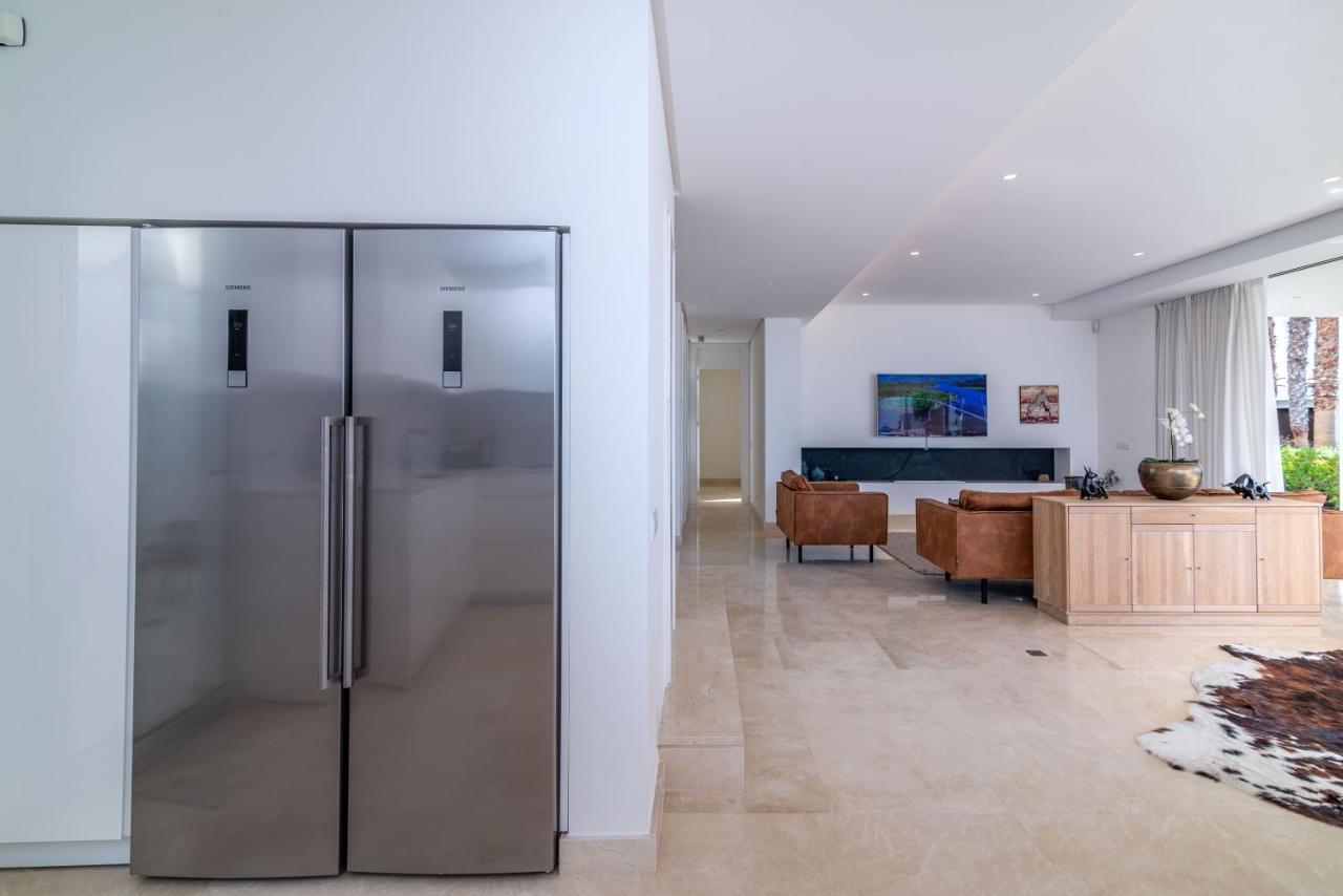 Modern And Luxurious Family Close To The Villa