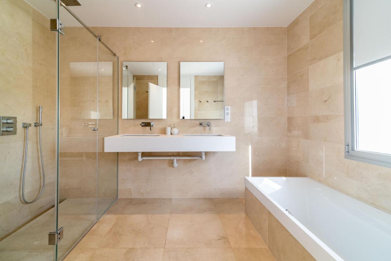 Modern And Luxurious Family Close To The
