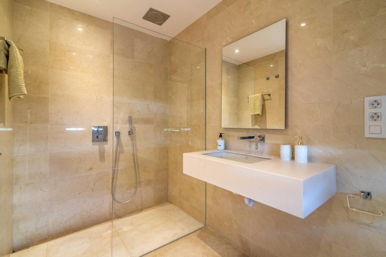 Modern And Luxurious Family Close To The *